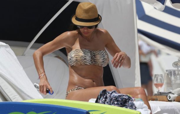Atraktivna Lilly svojim adutima na plaži očarala Miami
