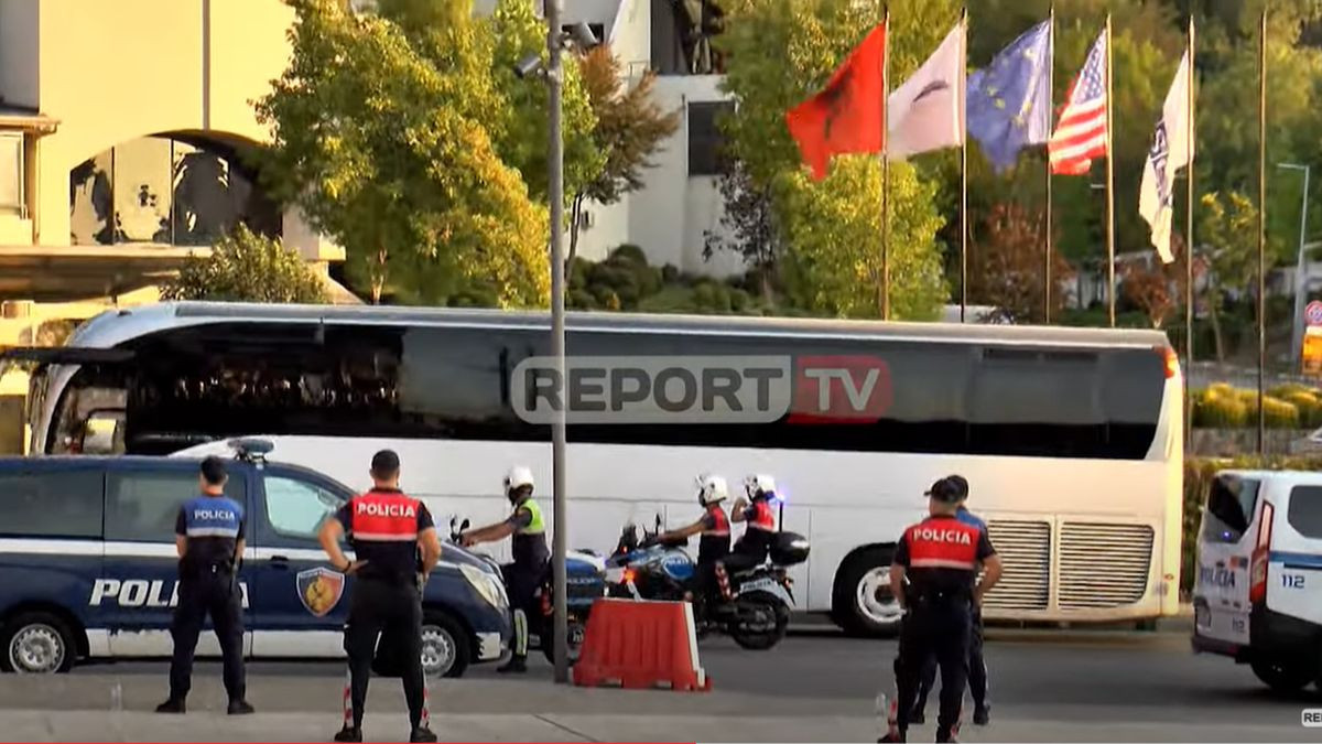 Mjere osiguranja na visokom nivou, fudbaleri Zvezde stigli na Air Albania stadion