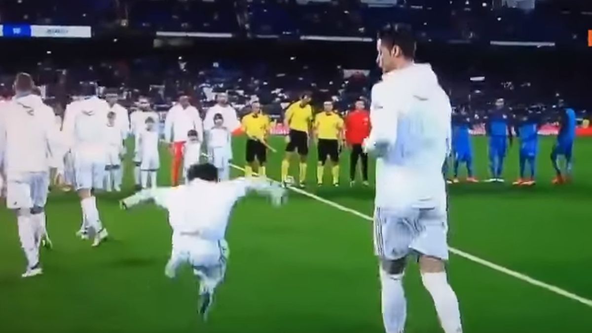 Kome je Ronaldo više zanimljiv? Dječak zasjenio Portugalca prilikom izlaska na teren 