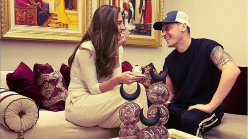 Mesut Ozil je sa tri simbola otkrio svoj naredni klub!