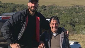 Da tuga bude veća, Alisson ne može na sahranu svog oca