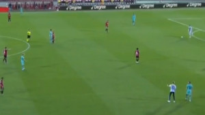 Odakle se samo on stvorio: Navijač utrčao na teren na meču Mallorca - Barcelona