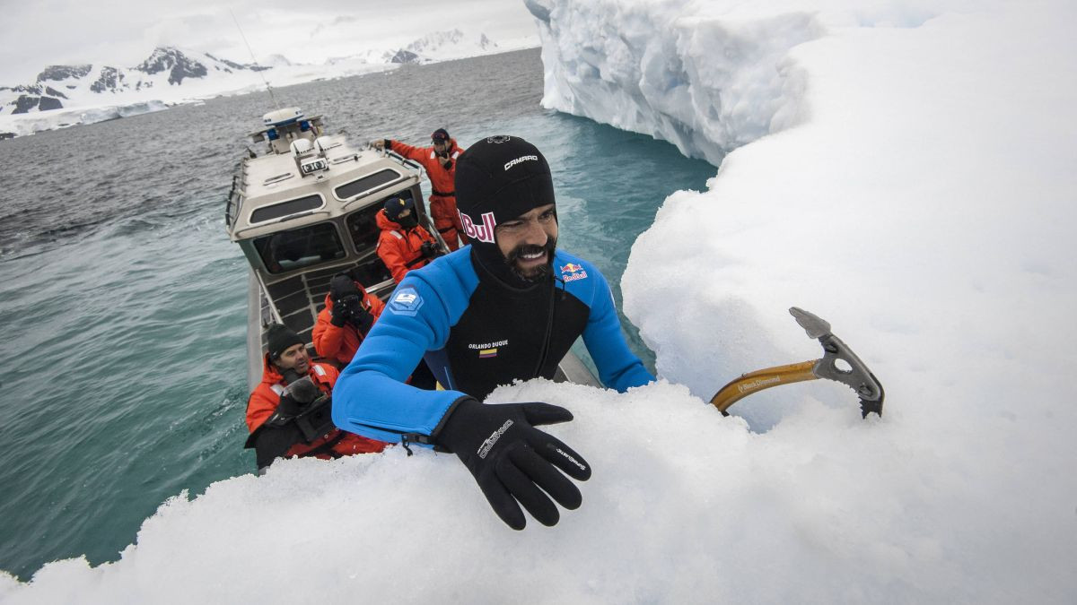 Skok u vodu s ledene sante na Antarktiku