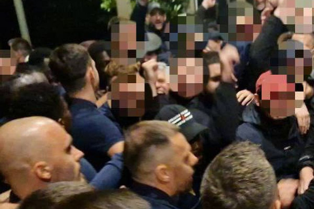 Vođa Delija postrojio fudbalere Crvene zvezde, ovima pao mrak na oči: "Neka vam bude u glavi da..." Vođa Delija postrojio fudbalere Crvene zvezde, ovima pao mrak na oči: "Neka vam bude u glavi da..."