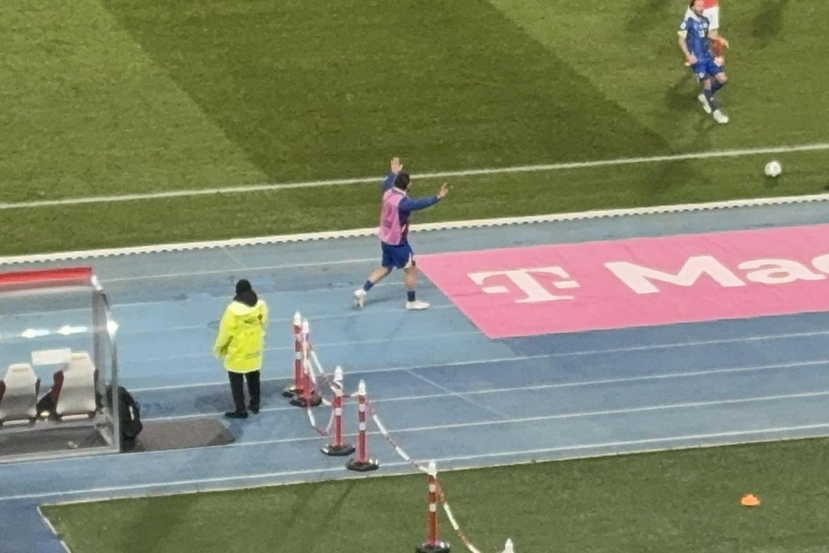 Sead Kolašinac je imao posebnu ulogu večeras - Ovako je pratio  utakmicu pokraj terena