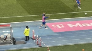 Sead Kolašinac je imao posebnu ulogu večeras - Ovako je pratio  utakmicu pokraj terena