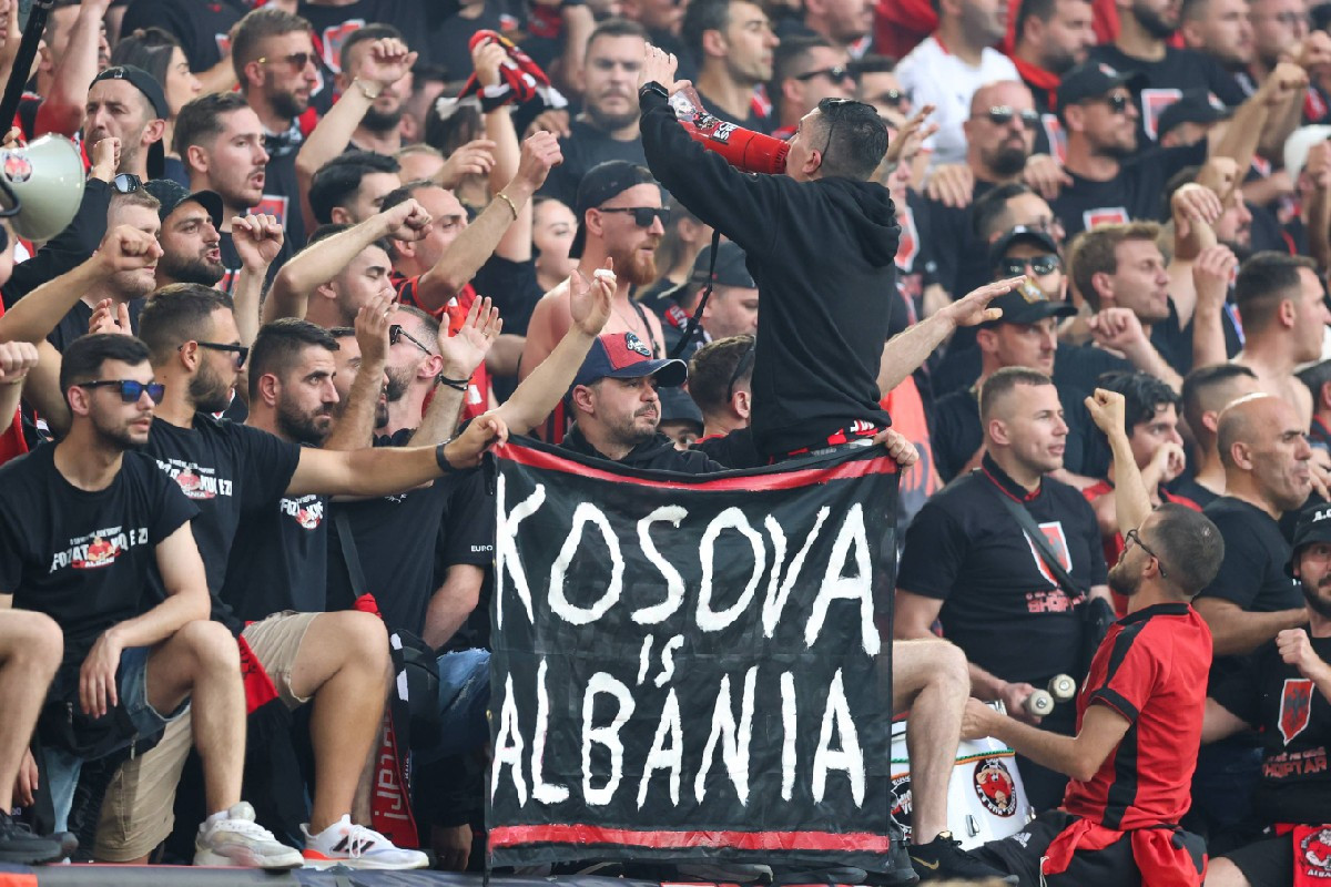 Nezapamćeno na Balkanu! Nevjerica šta su radikalni Albanci napravili pred meč sa Srbijom: "Mi ne..." Nezapamćeno na Balkanu! Nevjerica šta su radikalni Albanci napravili pred meč sa Srbijom: "Mi ne..."