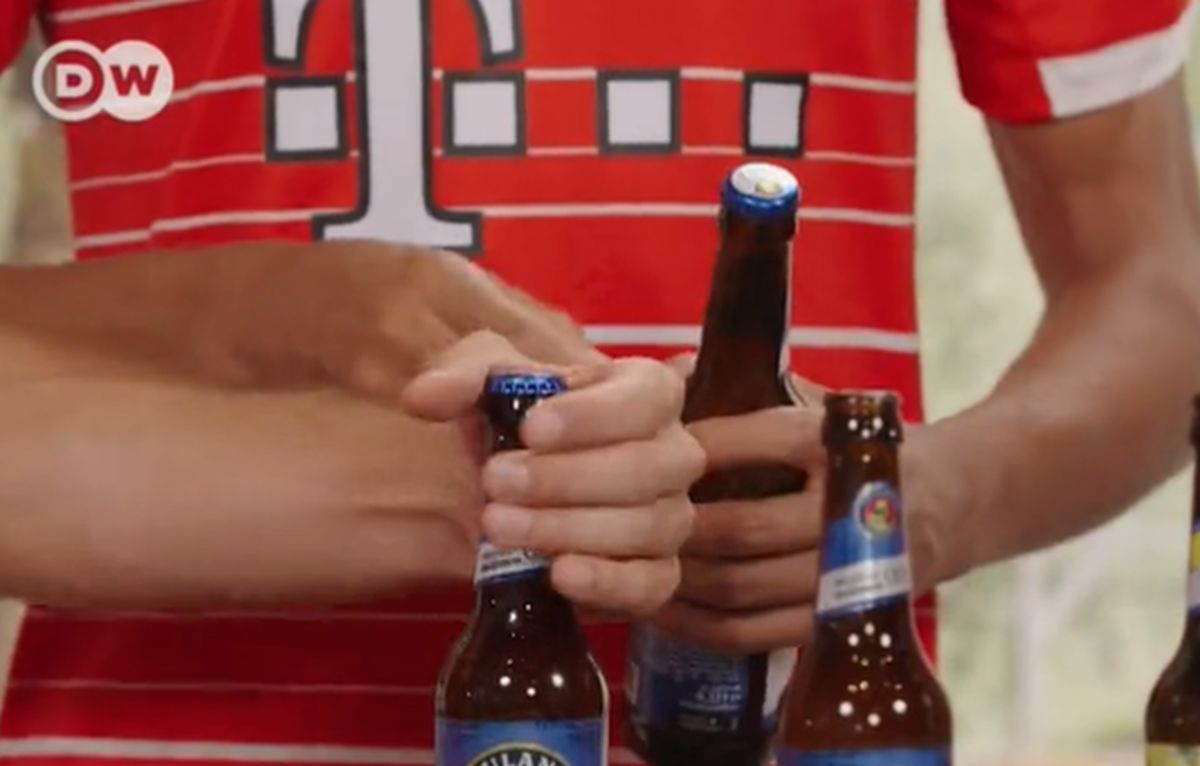 Zvijezda Bayerna učila mlade saigrače kako da otvore pivo uz pomoć drugog piva