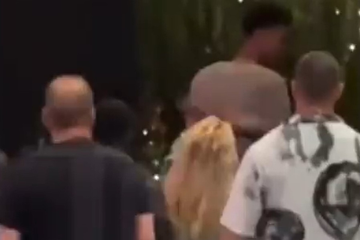 Ovako se ne prilazi ni najvećem neprijatelju - Pojavio se snimak 'nokautirane' Britney Spears Ovako se ne prilazi ni najvećem neprijatelju - Pojavio se snimak 'nokautirane' Britney Spears