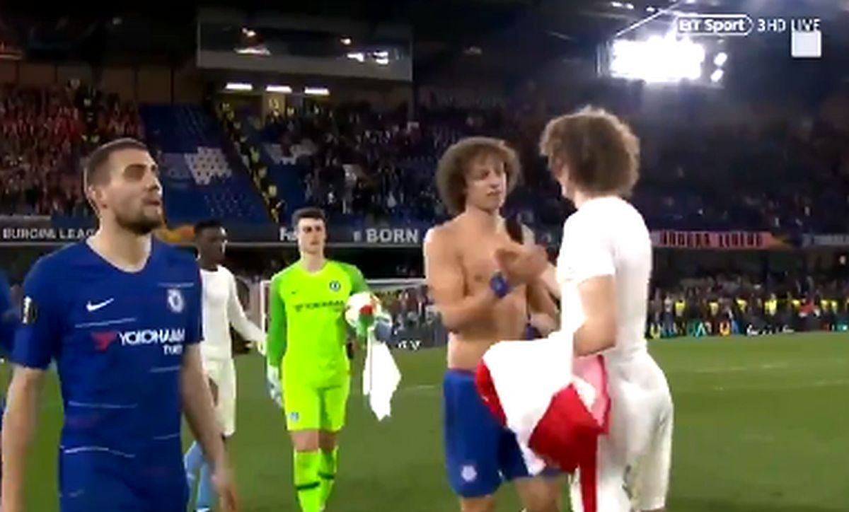 Snimak postao hit na internetu: David Luiz nakon meča zamijenio dres sa samim sobom 