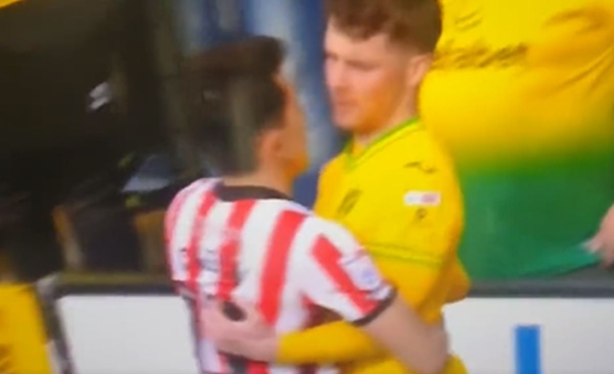 Romantični derbi: Igrač Sunderlanda zagrlio, a zatim u usta poljubio protivnika