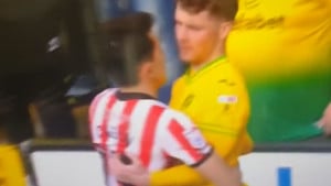 Romantični derbi: Igrač Sunderlanda zagrlio, a zatim u usta poljubio protivnika