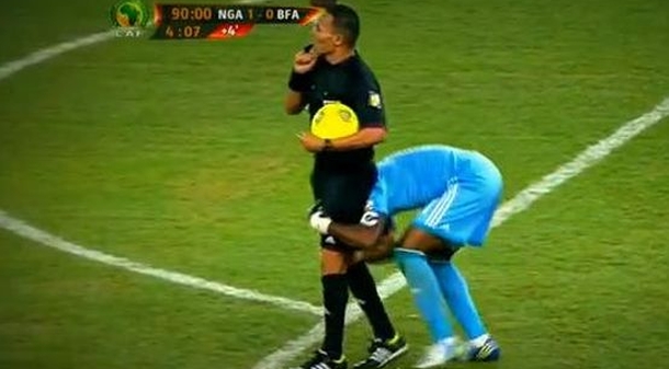 Enyeama prilikom proslave pokušao podići sudiju