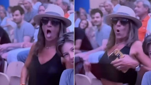 Ni d od dame! U društvu djeteta cijelom svijetu pokazala grudi, sada je svi osuđuju
