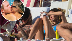 Karius i Diletta uhvaćeni u klinču: Golman ne ispušta novinarku iz ruku, a ni ona njega