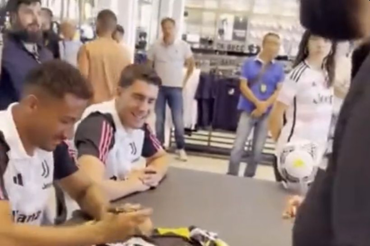 Vlahović vidio čiji dres je kupio navijač Juventusa, pa mu dobacio: "Za to si dao pare?"