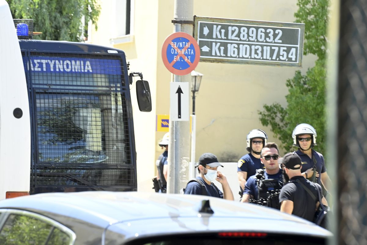 Neviđena blamaža grčke policije, ugledali registarske oznake i zaustavili auto, pa se izvinjavali