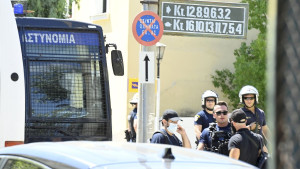 Neviđena blamaža grčke policije, ugledali registarske oznake i zaustavili auto, pa se izvinjavali