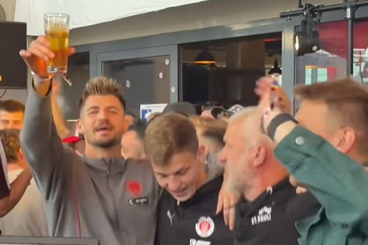 Najbolji golman Bundeslige - Nikola Vasilj uz pivo i pjesmu proslavio veliki uspjeh Najbolji golman Bundeslige - Nikola Vasilj uz pivo i pjesmu proslavio veliki uspjeh