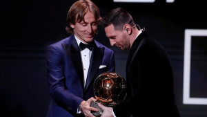 Modrić ispao pravi gospodin kada je predavao Zlatnu loptu Messiju 