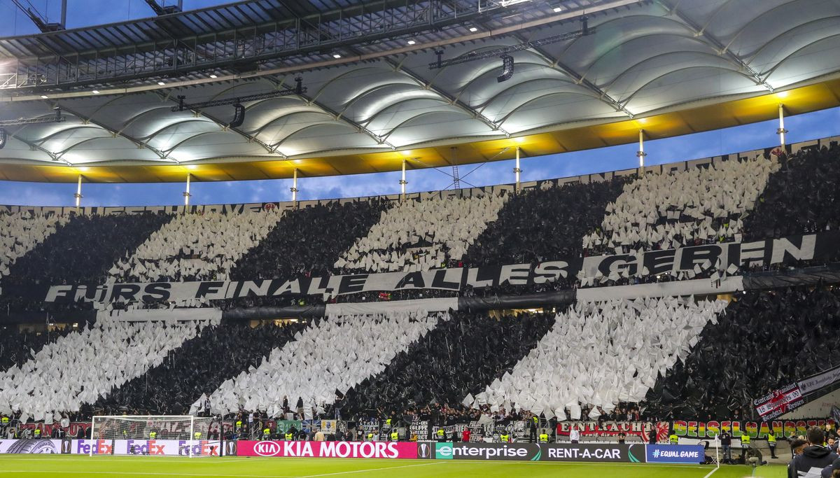 Navijači Frankfurta razmontirali stolice i pokazali UEFA-i šta misle o njihovom pravilu