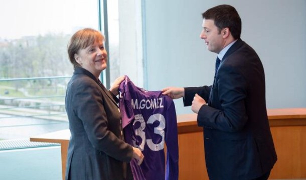 Italijanski premijer Gomezov dres poklonio Angeli Merkel