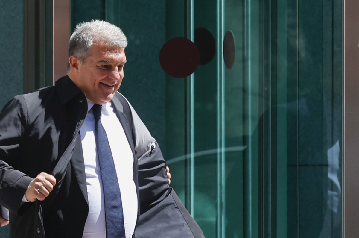 Laporta se "hladio" u društvu zgodnih žena, ali šta će sutra supruzi reći kada vidi fotografiju? Laporta se "hladio" u društvu zgodnih žena, ali šta će sutra supruzi reći kada vidi fotografiju?