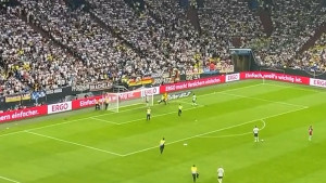 Čudne scene na utakmici Njemačke - Ter Stegen spriječio prosvjednike da se vežu za stative