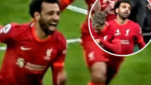 Salah euforično slavio gol za 2:1, a onda je vidio šta mu pokazuje navijač s tribine