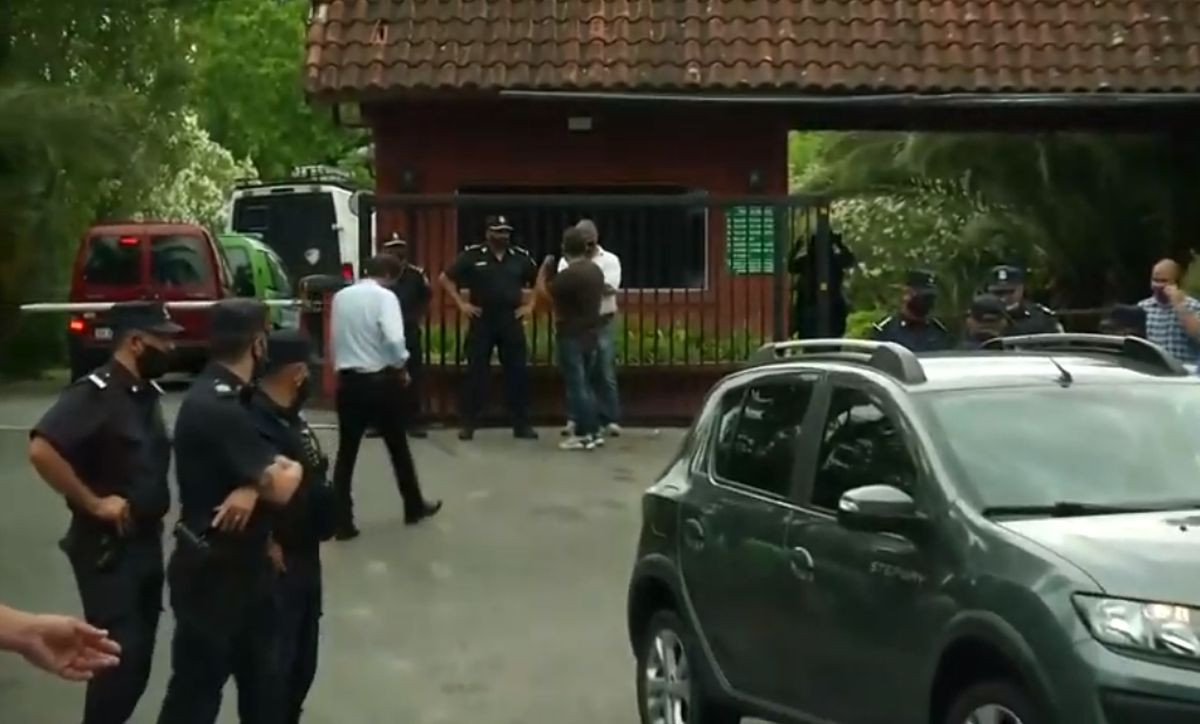 U Argentini stao svijet: Veliki broj policajaca oko Maradonine kuće, stiglo devet kola Hitne pomoći