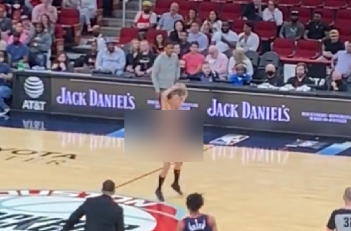 Uletio na parket tokom NBA utakmice,  zaplesao, a zatim su se ispred njega stvorili divovi