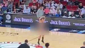 Uletio na parket tokom NBA utakmice, zaplesao, a zatim su se ispred njega stvorili divovi