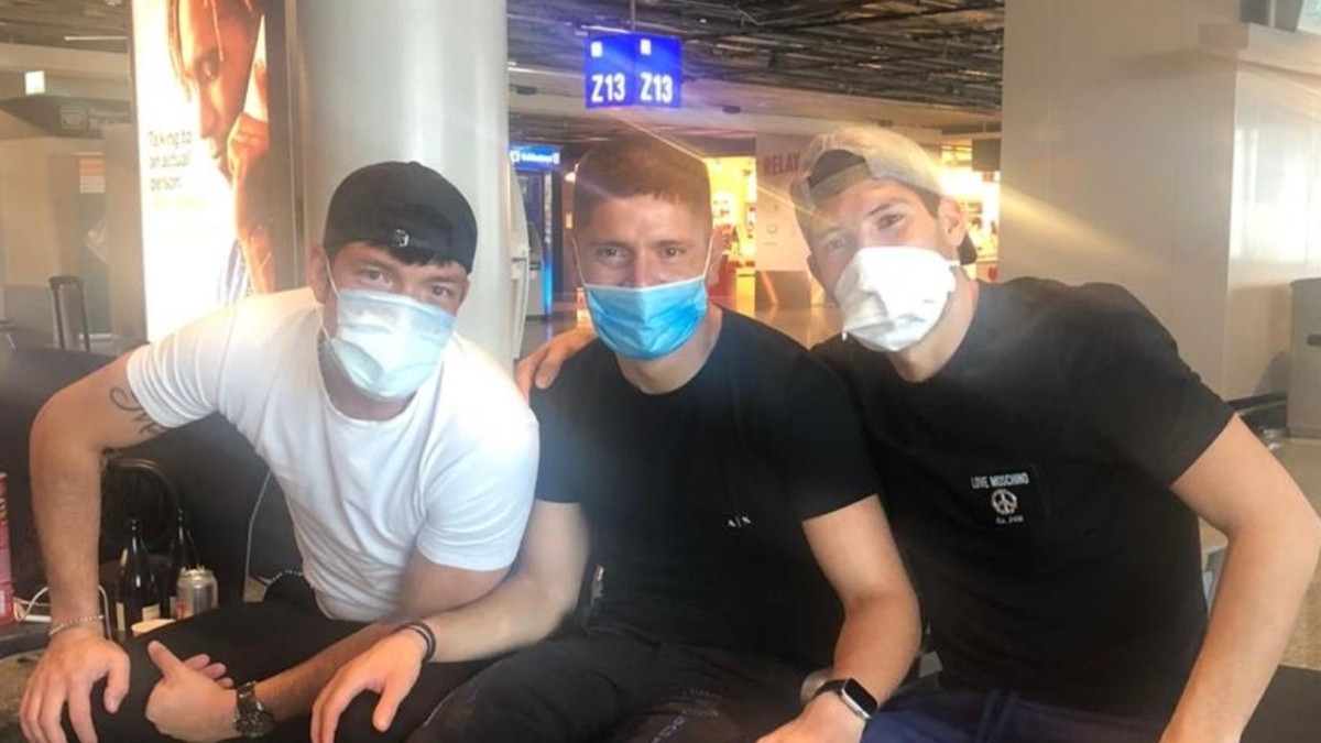 Trojica fudbalera zarađuju milione, a spavaju na betonu: "Pokucali smo na sva vrata, ovo je sramota" Trojica fudbalera zarađuju milione, a spavaju na betonu: "Pokucali smo na sva vrata, ovo je sramota"