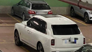 Ronaldov automobil parkiran u garaži slavnog stadiona, navijači već prave euforiju