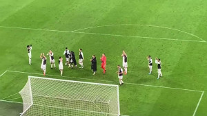 Kako da ga ne vole? Svi igrači Juventusa su krenuli prema svlačionici, ali ne i Pjanić