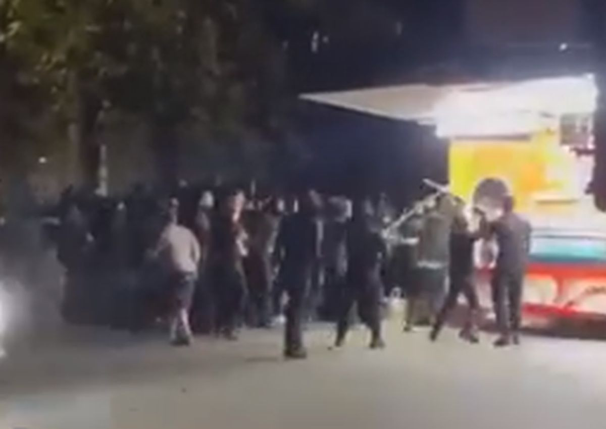 Jezive scene: Dinamovi huligani u Milanu okupirali sendvičaru, žena plače i moli da prestanu