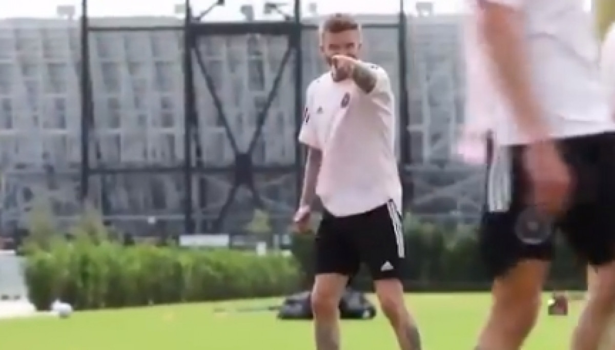 Beckham se na treningu poigrava sa igračima svog tima