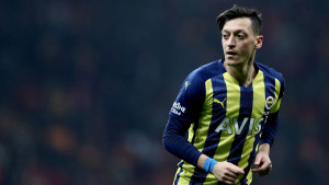 Nakon pravila o plavom kartonu Mesut Ozil prozvao slavni klub: "Znači oni će igrati sa 6 igrača?"