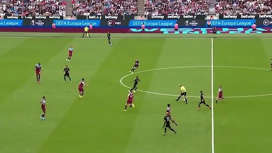 Čuveni Mike Dean jednostavno ne može bez 'svojih' poteza
