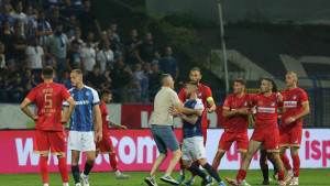 Ružne scene na Grbavici: Navijač utrčao na teren, igrači Željezničara "glumili" zaštitare