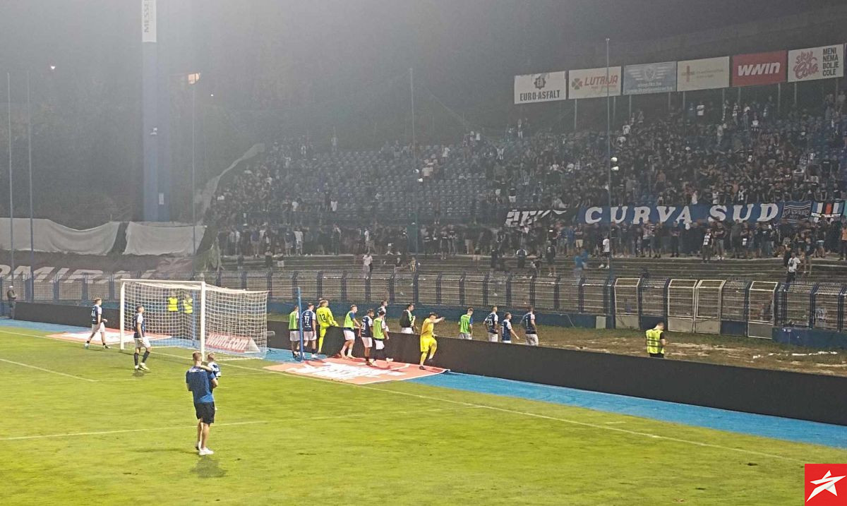 Igrači Željezničara došli pred južnu tribinu, pa s navijačima počeli skandirati: "Volim te Željo" Igrači Željezničara došli pred južnu tribinu, pa s navijačima počeli skandirati: "Volim te Željo"
