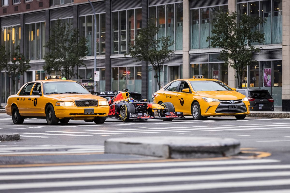 Bolid Red Bull Racinga na ulicama New Yorka Bolid Red Bull Racinga na ulicama New Yorka