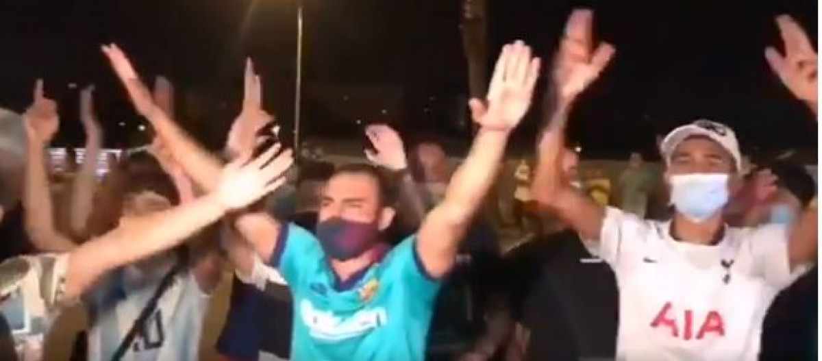 Ispred prostorija kluba čuje se pjesma posvećena samo jednom čovjeku! Ispred prostorija kluba čuje se pjesma posvećena samo jednom čovjeku!