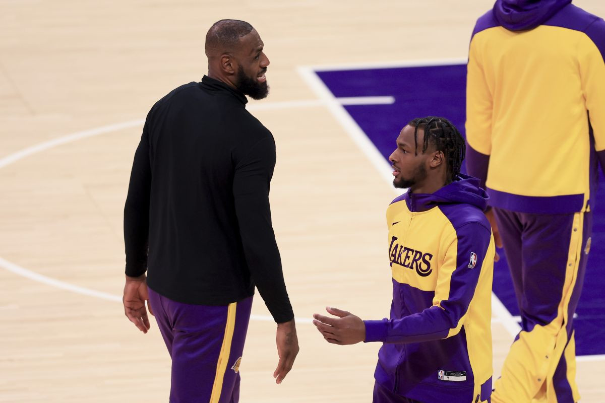 Bronny James postigao prve poene u NBA karijeri, o reakciji LeBrona svi pričaju Bronny James postigao prve poene u NBA karijeri, o reakciji LeBrona svi pričaju