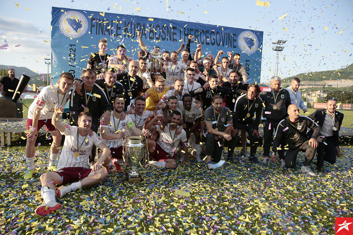 Trofej u rukama igrača Sarajeva, igrači Borca im aplaudirali