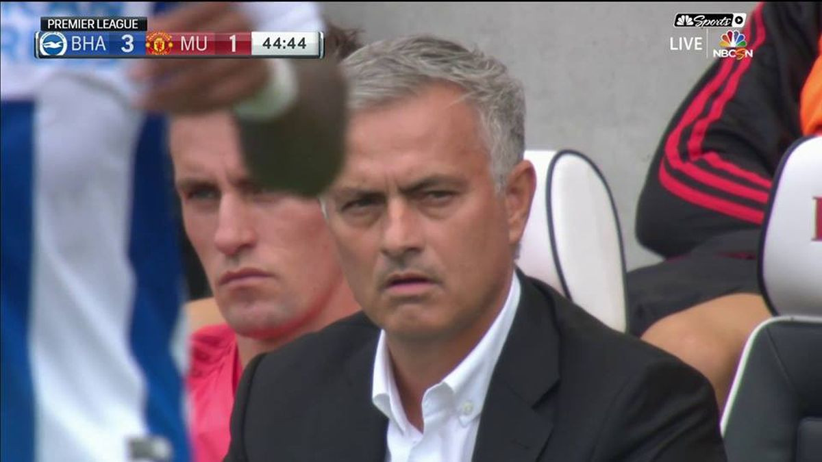 Mourinhov izraz lica dovoljno govori kako se trenutno osjeća 