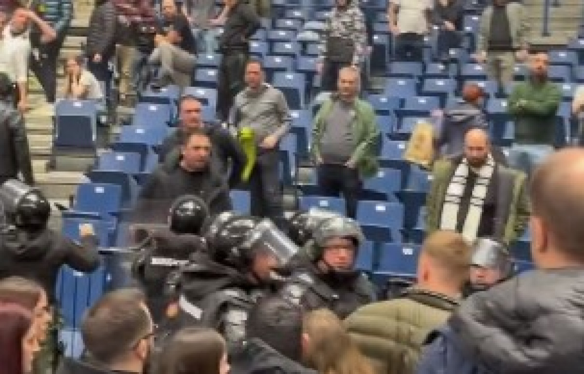 Navijači Partizana međusobno zakuhali: Čovjek nije mogao gledati kako vrijeđa igrače Navijači Partizana međusobno zakuhali: Čovjek nije mogao gledati kako vrijeđa igrače