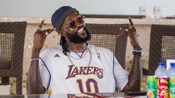 Adebayor 'zaglavio' na putu kući: Ne smeta mi ovo...