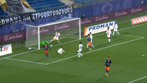 Igrači PSG-a su učinili sve da lopta ne uđe u gol, ali nisu imali sreće