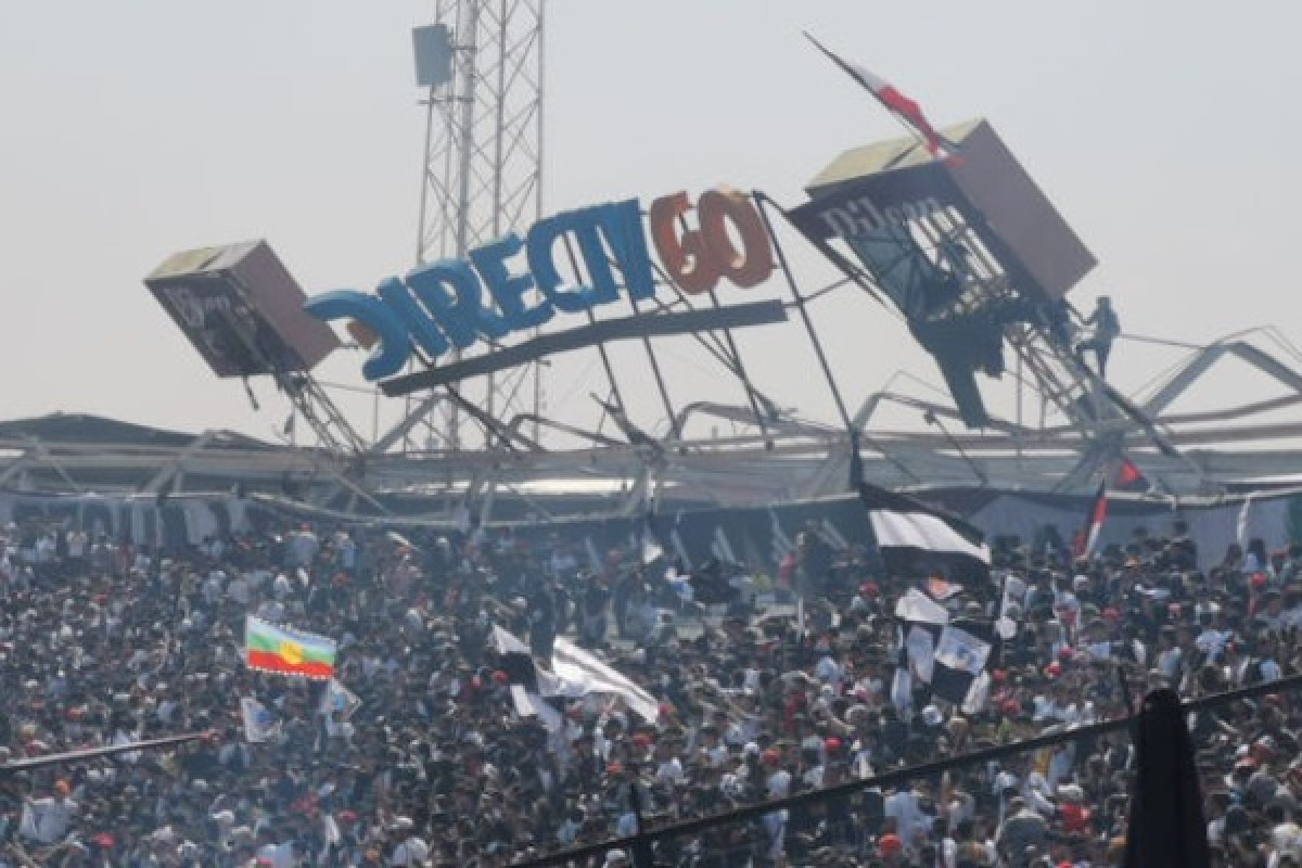 Pala konstrukcija čuvenog stadiona, nekoliko navijača povrijeđeno